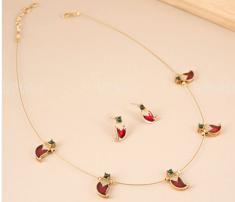 Red Mango Invisible Antique Necklace