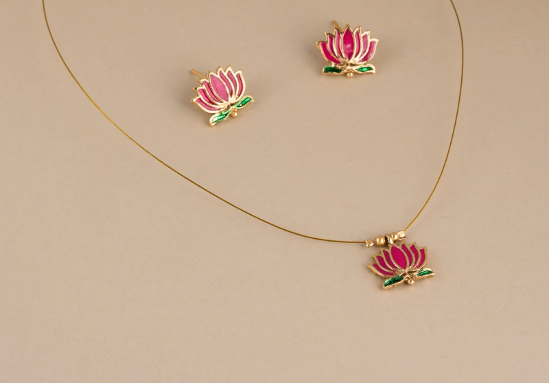 Lotus Invisible Necklace_Ruby and Green